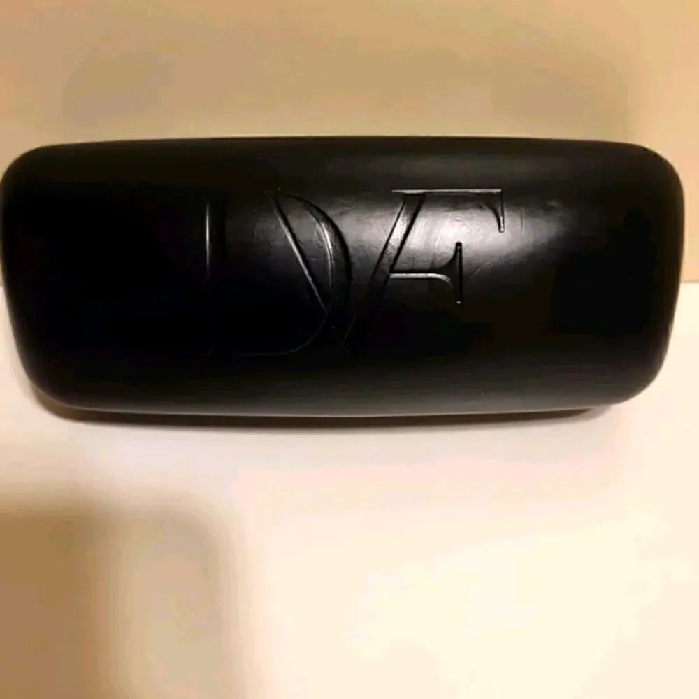 NEW DVF Black Leather Fuchsia Velvet Lined Hard Clamshell Eye/Sunglass Case